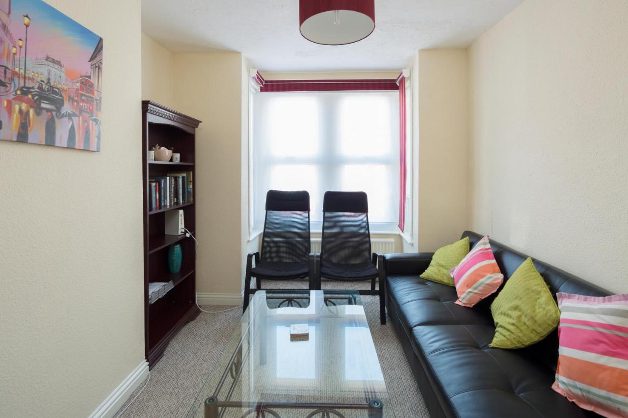 Stylish Modern By Kasar Stays جيلينغهام المظهر الخارجي الصورة